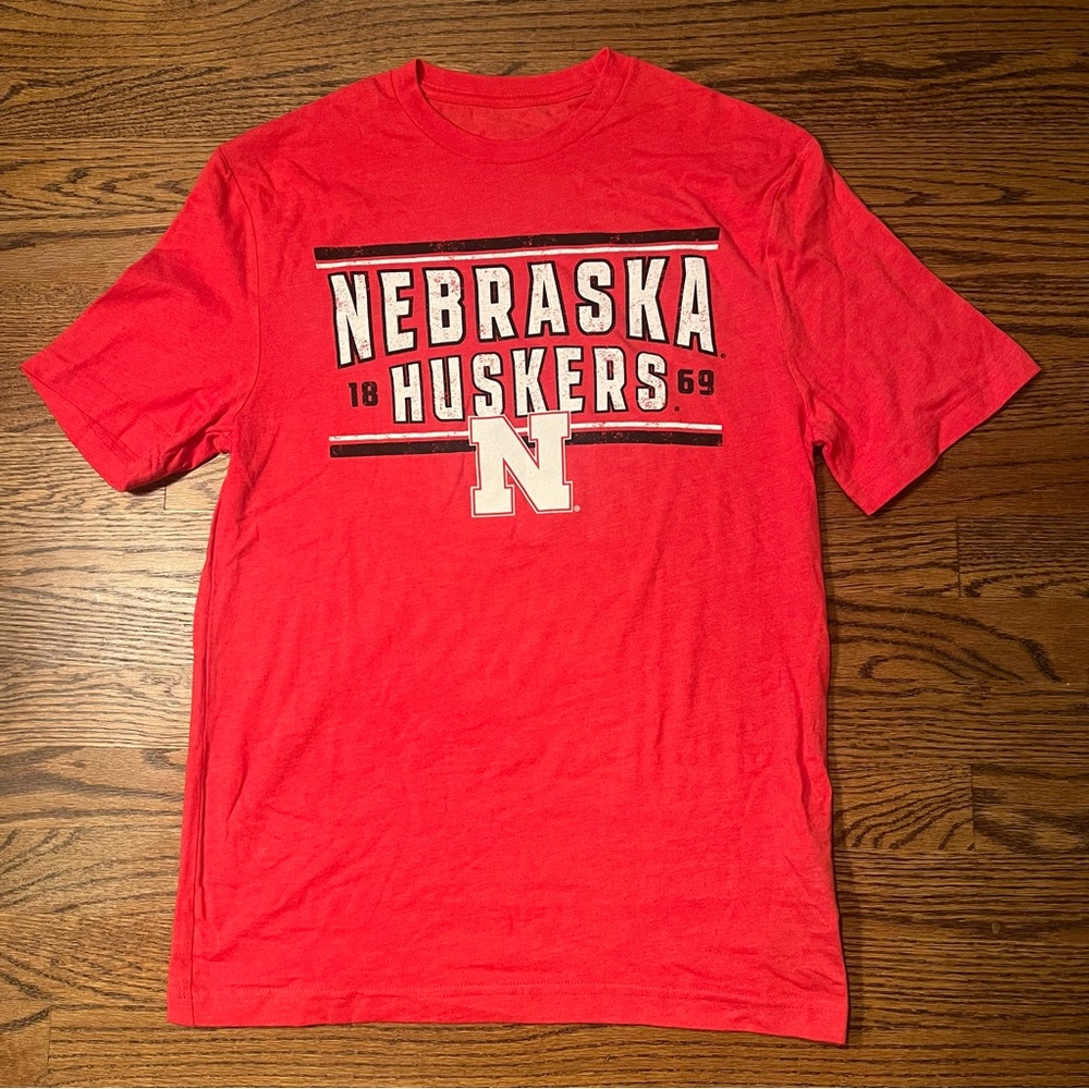 NWOT Fanatics Men's Nebraska Cornhuskers Red Logo Spellout T-Shirt - Size Small